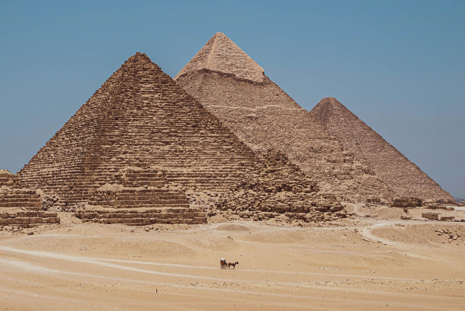 أهرامات الجيزة تحت سماء زرقاء صافية